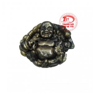 Mặt phật Di Lặc saphir hộ mệnh được chạm khắc tỉ mỉ từ đá sapphire thiên nhiên, màu sắc đẹp mắt.