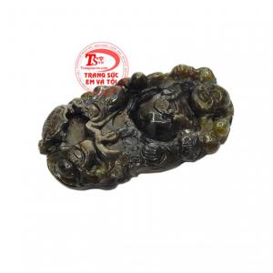 Sản phẩm chạm khắc tỉ mỉ trên đá sapphire thiên nhiên sang trọng và cao cấp.