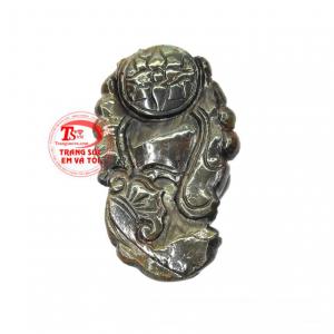 Người ta tin rằng, vị Phật này sẽ mang lại nhiều điềm may và tài lộc đến cho người sử dụng.