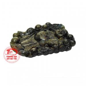 Vị phật thường gắn liền với hình ảnh tươi cười, hoan hỉ, dáng bệ vệ, bụng căng bóng, ngực phanh, thân hình tròn đầy.