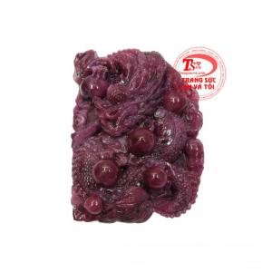Mặt rồng Ruby uy quyền được chạm khắc hình rồng cầm viên minh châu.