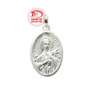 Mặt thánh nữ Teresa hài đồng Giêsu được chế tác nhỏ xinh, sắc nét.