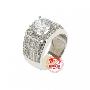 Sản phẩm được xi một lớp vàng trắng làm tôn lên sự sang trọng, lịch lãm và thời trang cho người đeo.