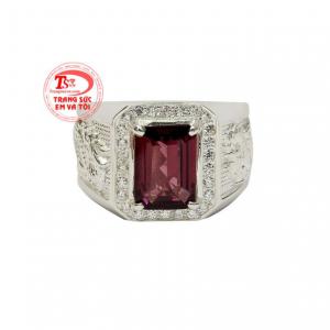 Với thiết kế nổi bật và nam tính giúp người dùng dễ dàng kết hợp cùng nhiều kiểu trang phục.