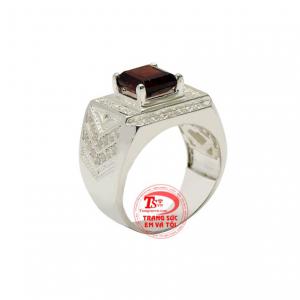 Nhẫn bạc nam granat thời trang với các viên đá cz tạo độ bắt sáng và làm nổi bật viên đá chủ granat thiên nhiên.