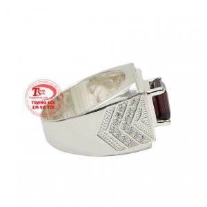 Viên đá granat là đá hộ mệnh cho người sinh tháng một, mang đến may mắn và tài lộc.