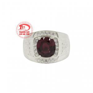 Với màu đỏ lựu của viên granat thích hợp cho người mệnh hỏa và mệnh thổ.