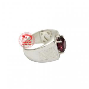 Sản phẩm kết hợp bạc 92.5 cùng đá granat thiên nhiên mang đến một chiếc nhẫn hợp mệnh.