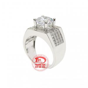 Mặt nhẫn được gắn đá CZ mang đến sự lấp lánh và tạo điểm nhấn cho sản phẩm, giúp cho người đeo nổi bật và thu hút ánh nhìn.