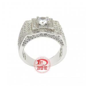 Chiếc nhẫn chế tác bằng bạc 925 gắn đá CZ lấp lánh là dòng sản phẩm bán chạy nhất hiện nay.