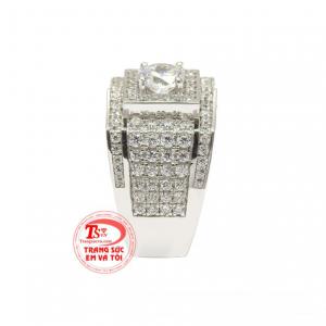 Sản phẩm không chỉ là món trang sức mà còn giúp phái mạnh thể hiện cá tính, nổi bật giữa đám đông.