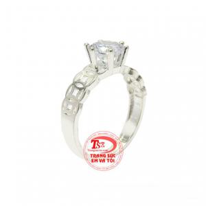 Nhẫn bạc nữ kim tiền được thiết kế với những đồng xu nối liền nhau.