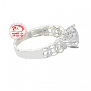 Sản phẩm còn được đính đá CZ càng làm cho chiếc nhẫn thêm phần nổi bật và thời trang.