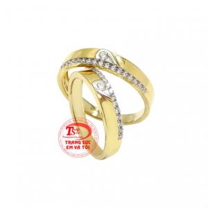 Nhẫn cưới hòa nhịp con tim được chế tác từ vàng tây 14k bền đẹp, sáng bóng.