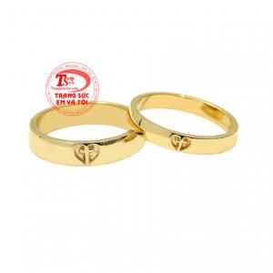 Nhẫn cưới thánh giá tình yêu được chế tác tinh tế từ vàng 18k chất lượng, sáng bóng.