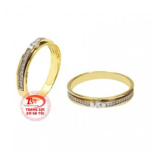 Người ta tin rằng, khi đeo nhẫn ở ngón áp út bên bàn tay trái mạch chảy tình yêu sẽ chạy thẳng từ ngón tay này đến tim. 