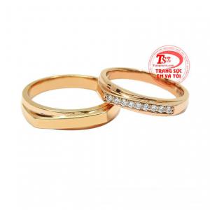 Nhẫn cưới vàng hồng yêu thương là sản phẩm mới được chế tác độc đáo mang đến vẻ cá tính cho người đeo.