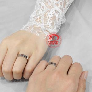 Nhẫn cưới vàng trắng xu hướng giao hàng tận nơi.