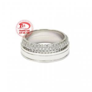 Sự kết hợp vàng trắng cùng những viên đá cz nhỏ mang tới đôi nhẫn cưới hoàn hảo cho lễ cưới của bạn.