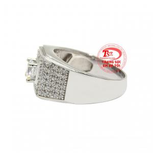 Với thiết kế mới mẻ tôn lên sự lịch lãm, phong độ và cá tính riêng cho người đeo, là món quà đặc biệt ý nghĩa cho người bạn yêu thương.