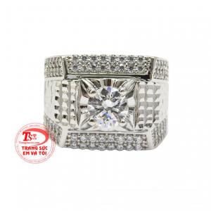 Nhẫn nam bạc luôn là dòng sản phẩm được các quý ông đặc biệt ưa chuộng, tôn lên nét lịch lãm, phong độ và cá tính. 