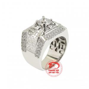 Nhẫn nam bạc đẳng cấp phái mạnh được chế tác tinh xảo, sắc nét, xi vàng trắng và gắn đá CZ cao cấp.