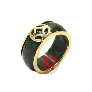 Nhẫn nam cẩm thạch kim tiền là sự kết hợp hoàn hảo từ vàng tây 14k cùng ngọc jadeite thiên nhiên.