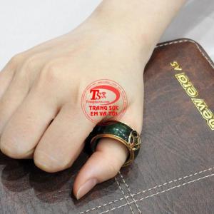 Nhẫn nam cẩm thạch kim tiền phù hợp với nhiều độ tuổi.