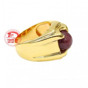 Với kiểu dáng không quá cầu kỳ giúp cho chiếc nhẫn không bao giờ bị lỗi mốt, phù hợp với nhiều kiểu trang phục.