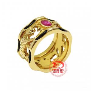 Nhẫn nam Ruby uy quyền được chế tác tinh xảo hình con hổ dũng mãnh bảo vệ viên ngọc quý.
