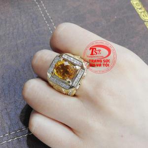 Nhẫn nam saphir vàng thịnh vượng mang lại vẻ thời thượng và đẳng cấp cho phái mạnh. 