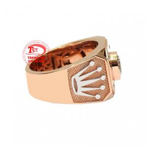 Nếu vàng trắng và vàng màu không còn phù hợp với bạn thì hãy tự tin và lựa chọn một chiếc nhẫn vàng hồng theo phong cách bạn hướng đến.