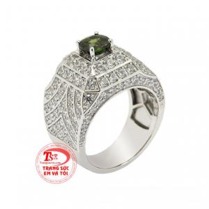 Nhẫn nam vàng trắng Saphir được chế tác đầy tinh xảo, tỉ mỉ, sáng bóng. 
