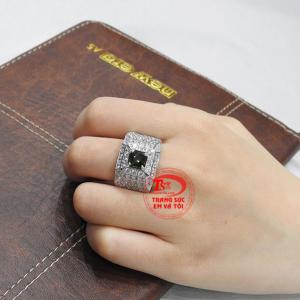 Sản phẩm sẽ là món quà tặng mang lại vẻ thời trang, may mắn dành cho nam giới mệnh Mộc và Hỏa.