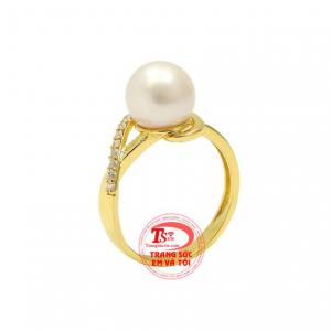 Nhẫn ngọc trai dịu dàng được chế tác từ vàng tây 14k bền đẹp, sáng bóng.