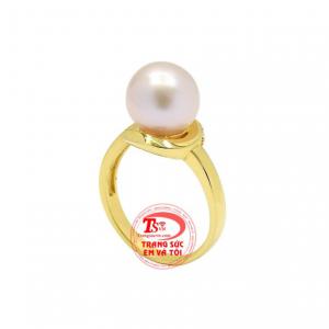 Các đường nét mềm mại tinh tế kết hợp cùng viên ngọc trai khiến người nhìn không thể rời mắt được. 