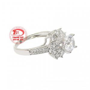 Chiếc nhẫn này vừa tôn lên vẻ thanh lịch vừa mang lại nhiều lợi ích về sức khỏe cho người đeo.