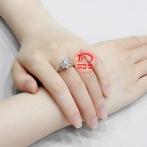 Hay những chiếc áo dài cách điệu đầy sang trọng.