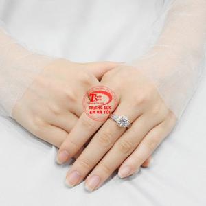 Chiếc nhẫn nữ vàng này mang đến vẻ thanh lịch và kiêu sa đến cho phái đẹp. 