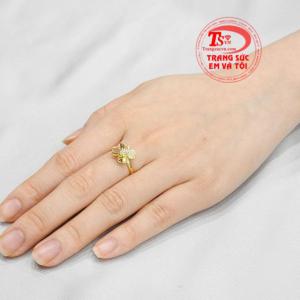 Nhẫn nữ hoa vàng tinh tế bảo hành uy tín, giao hàng toàn quốc.