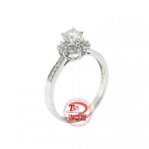 Nhẫn nữ kim cương rạng ngời được các thợ chế tác kim hoàn chăm chút tỉ mỉ tới từng chi tiết.