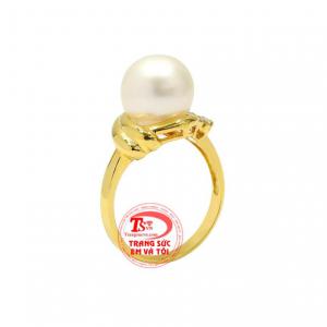 Nhẫn nữ ngọc trai quý phái, kiểu dáng sang trọng và quyến rũ. 