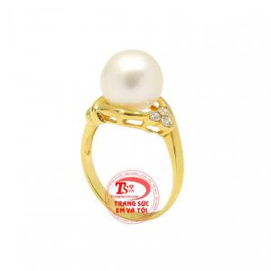 Sản phẩm chế tác từ vàng tây 14k bền đẹp kết hợp với viên ngọc trai khiến cho sản phẩm càng thêm đẳng cấp. 