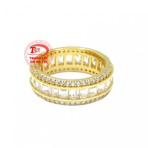 Việc kết hợp hài hòa giữa vàng tây và những viên đá lấp lánh càng làm chiếc nhẫn thêm nổi bật hơn.