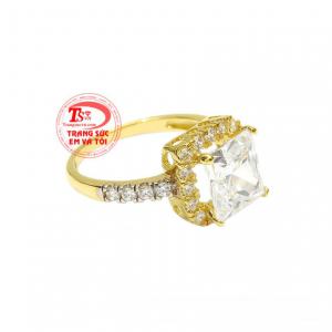 Điểm nhấn là viên đá CZ dạng vuông vừa mới lạ vừa tạo ánh sáng lấp lánh cho chiếc nhẫn.