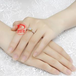 Đây chắn hẳn sẽ là món quà được phái đẹp yêu thích bởi chiếc nhẫn vừa nhẹ nhàng tinh tế nhưng vẫn vô cùng thu hút.