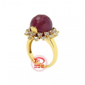Trong phong thủy, người ta tin rằng đá ruby tích tụ tinh khí đất trời qua nhiều năm sẽ mang đến sức mạnh thay đổi phong thủy khiến biến dữ hóa lành, xua đuổi tà khí. 