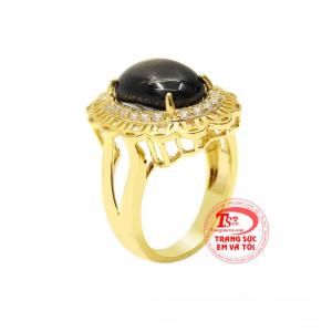 Nhẫn nữ Saphir sao kim tiền được chế tác tinh xảo từ vàng 14k và đá saphir sao thiên nhiên. 