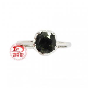 Đá sapphire là viên đá quý đã quá quen thuộc và thường được gắn trên các sản phẩm trang sức vàng đắt giá, nâng tầm sang trọng cho người sử dụng.