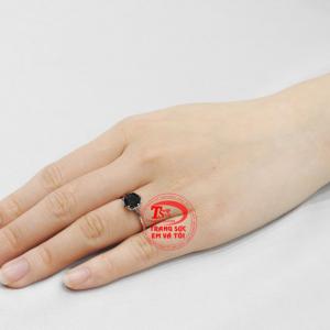 Nhẫn nữ saphir thanh tú phù hợp với những người thuộc mệnh Mộc và mệnh Hỏa.